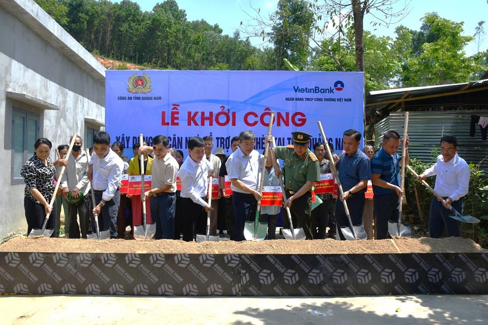 Chiến sĩ trẻ làm mọi việc để giúp các hộ được hỗ trợ tiết kiệm chi phí và đẩy nhanh tiến độ hoàn thành nhà ở.