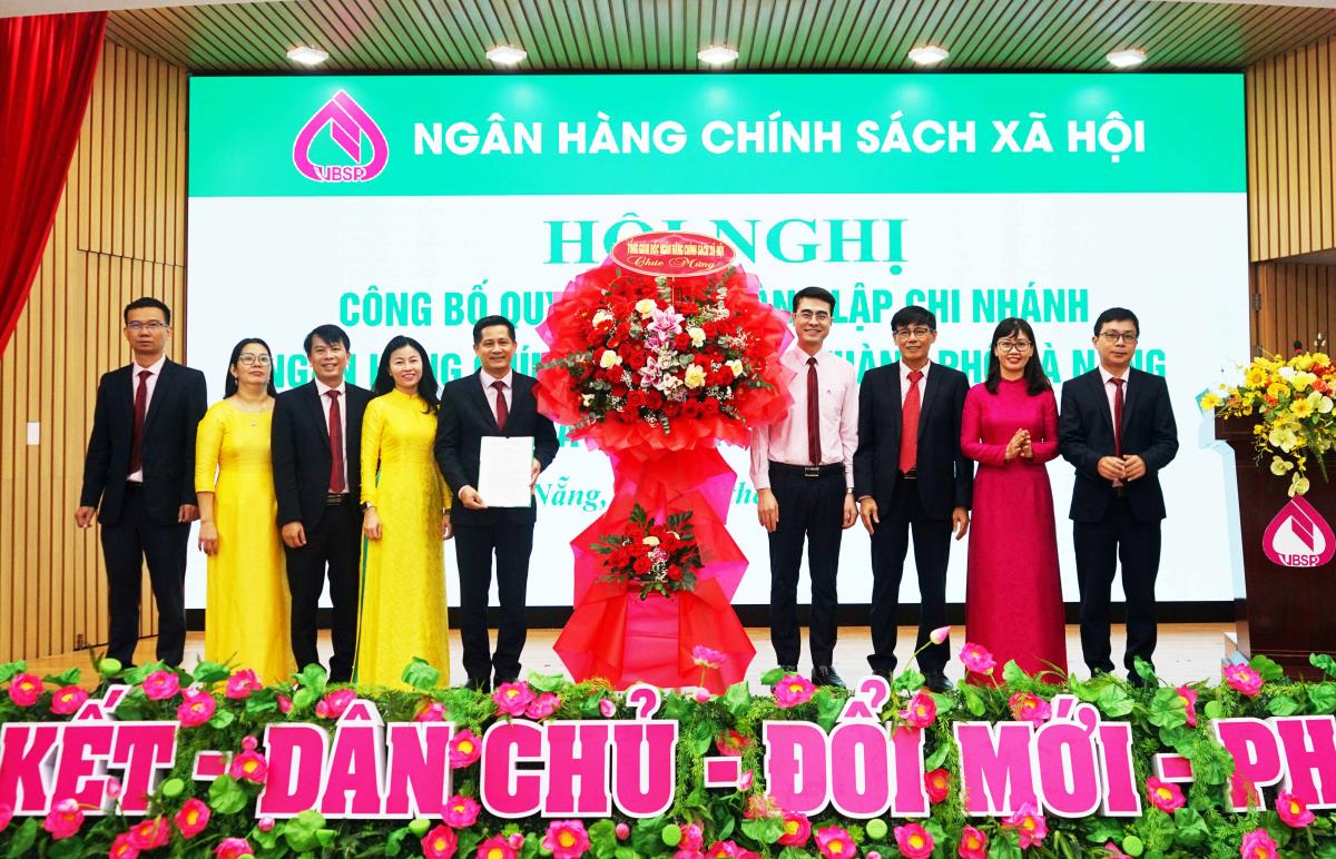 Chi nhánh VBSP TP Đà Nẵng làm thủ tục giải ngân cho các hộ công nhân vay vốn mua nhà ở xã hội.