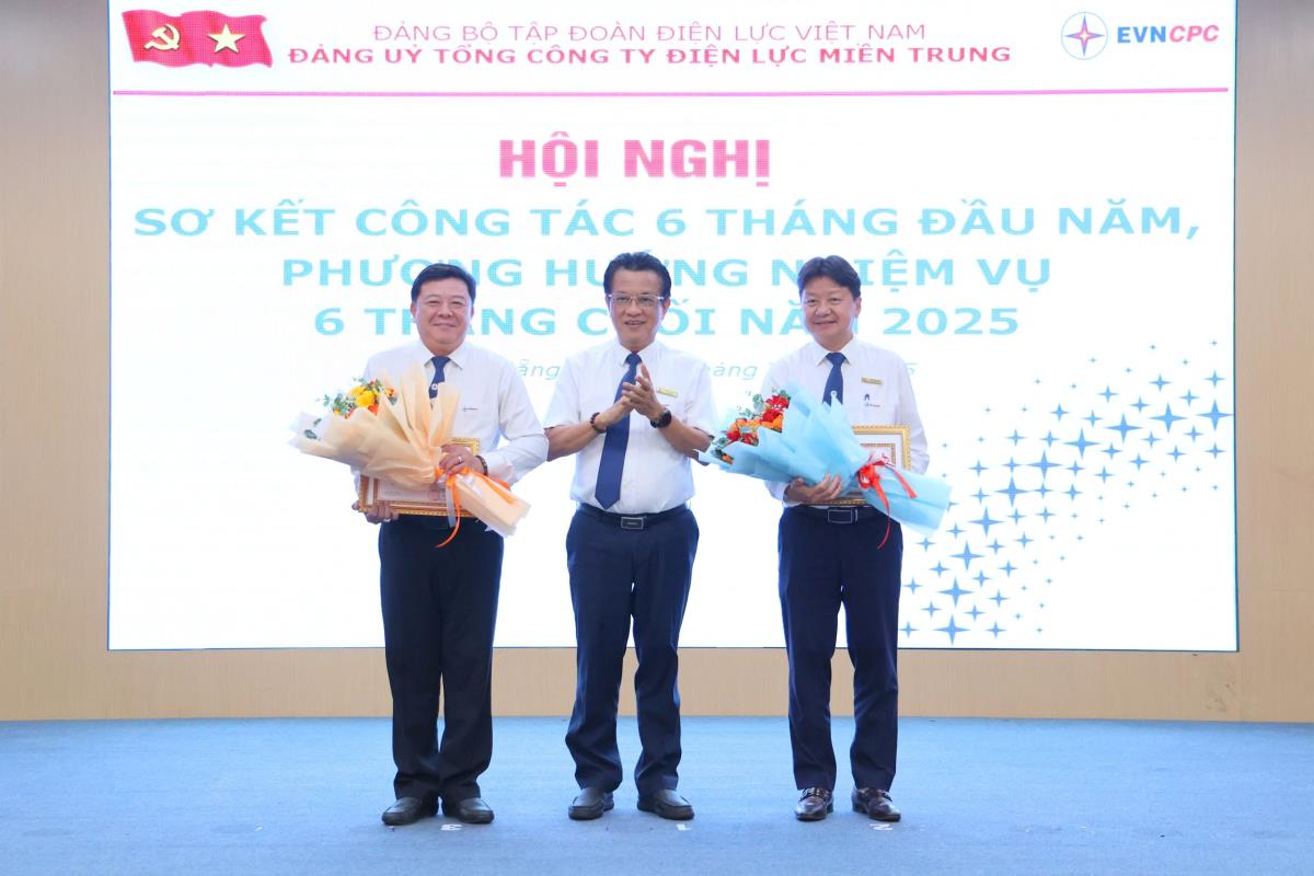 Đồng chí Ngô Tấn Cư - Phó Bí thư Đảng ủy, Tổng giám đốc EVNCPC trao Giấy khen của Đảng ủy Tập đoàn cho các tập thể có thành tích xuất sắc trong "Học tập và làm theo tư tưởng, đạo đức, phong cách Hồ Chí Minh” giai đoạn 2016 - 2025