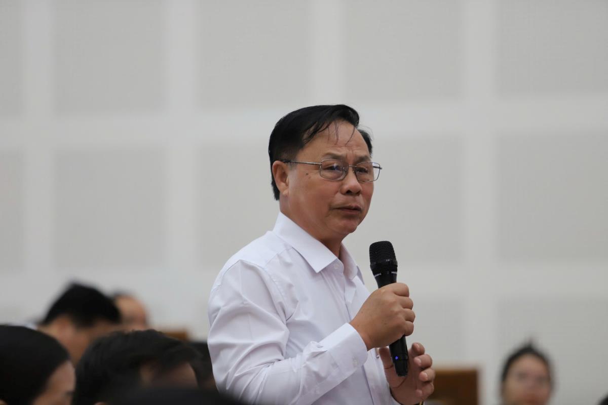 Giám đốc Sở Công thương Phạm Văn Hóa trả lời chất vấn tại Kỳ họp.