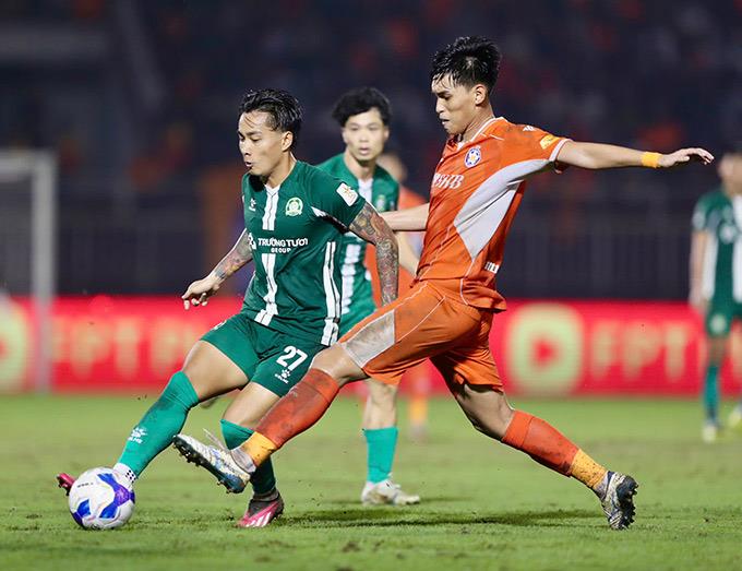 Ban huấn luyện SHB Đà Nẵng (áo sáng) có 3 HLV Pro là Phan Thanh Hùng, Lê Đức Tuấn và Đào Quang Hùng cùng với hệ thống sân bãi, các tuyến trẻ đạt chuẩn