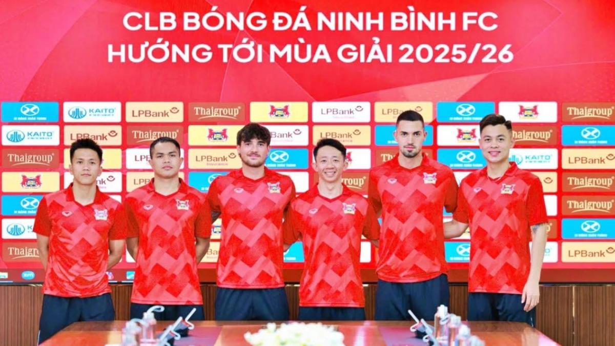 Từ trái sang: Bảo Toàn, Dụng Quang Nho và Châu Ngọc Quang (thứ 4) tái hợp Đinh Thanh Bình, Nguyễn Quốc Việt và Lê Minh Bình.