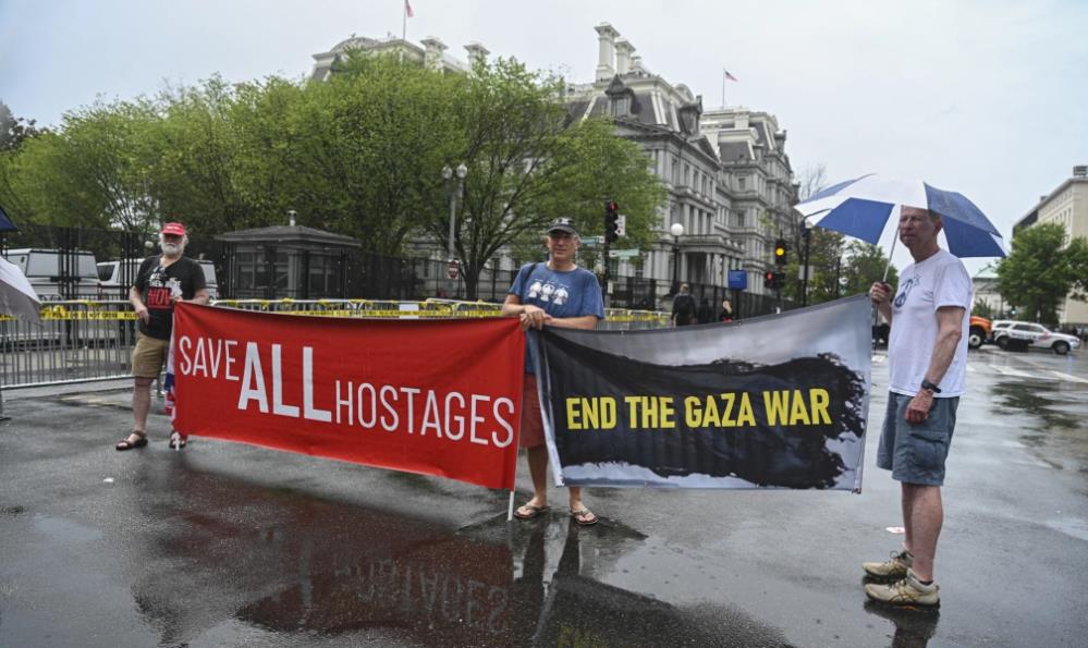 Biểu tình kêu gọi giải cứu các con tin và chấm dứt chiến sự ở Dải Gaza tại Washington, Mỹ hôm 7-7. Ảnh: AFP
