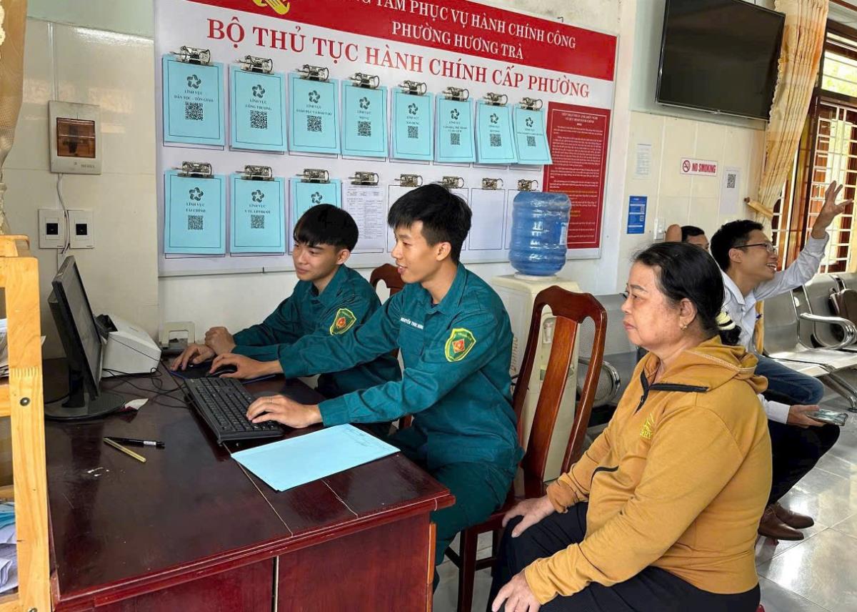 Lực lượng dân quân một số phường trên địa bàn TP Đà Nẵng hỗ trợ người dân thực hiện thủ tục hành chính.