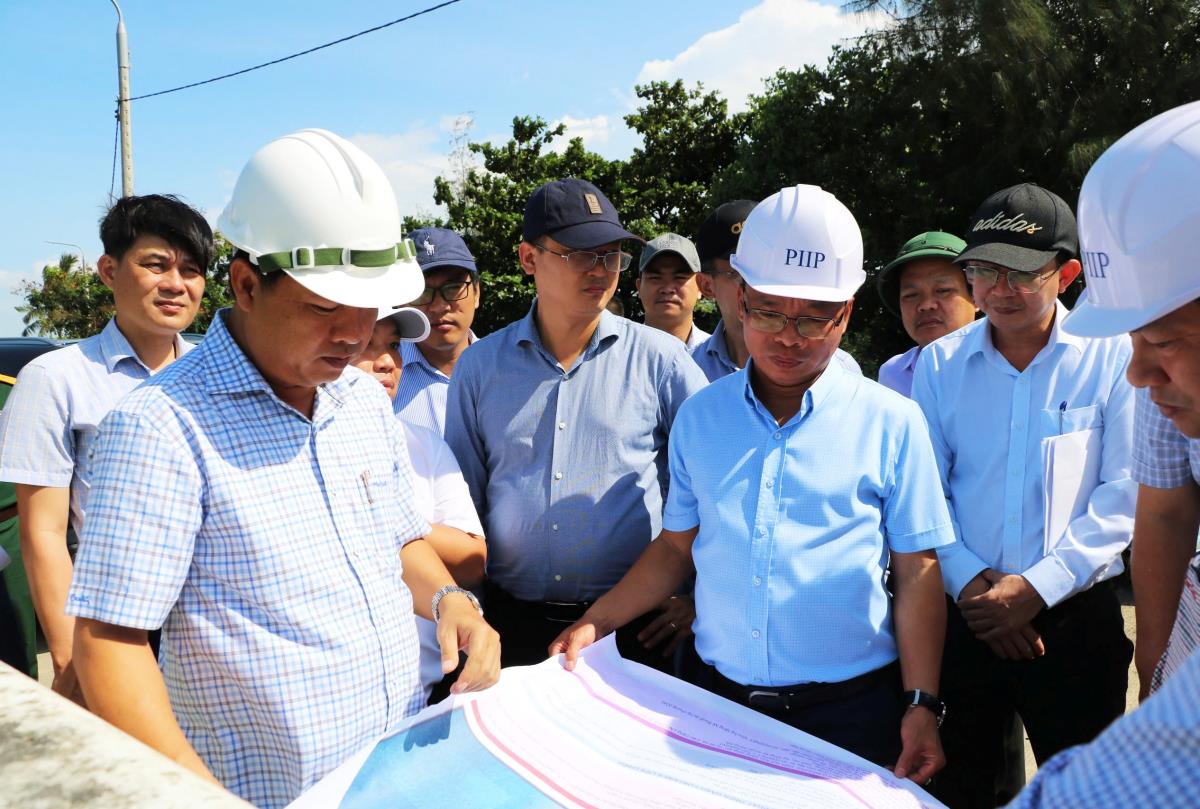 Chủ tịch UBND TP Lương Nguyễn Minh Triết kiểm tra thực tế 1 vị trí xây dựng khu chức năng thuộc FTZ Đà Nẵng.