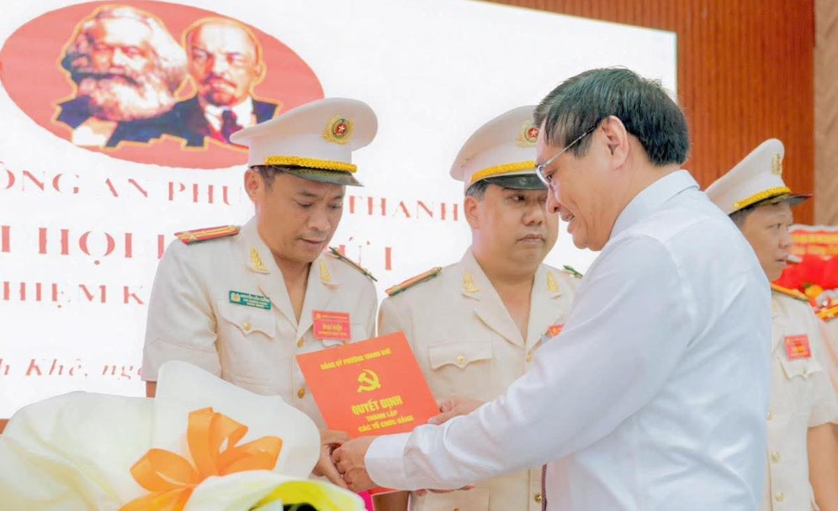 Đại biểu dự đại hội biểu quyết thông qua nghị quyết tại đại hội.