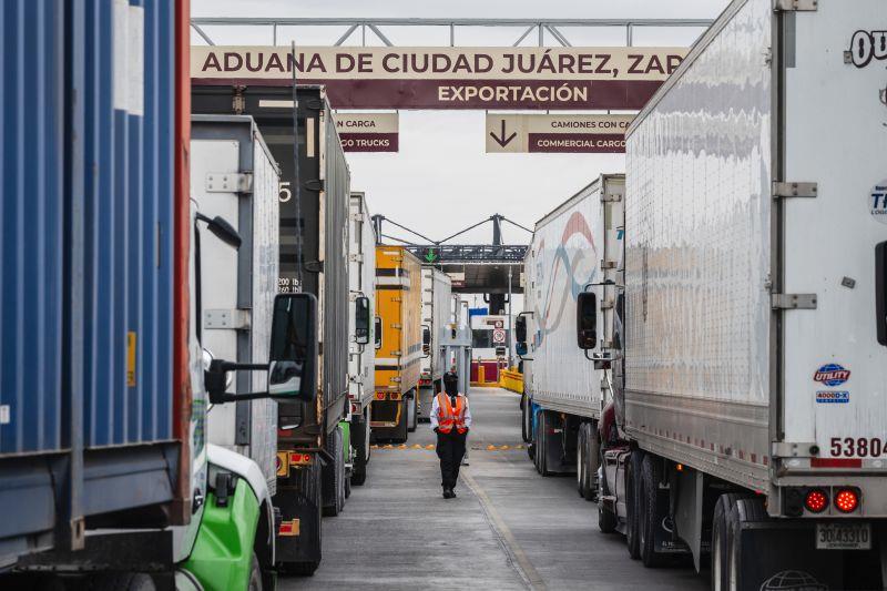 Xe đầu kéo xếp hàng dài tại cửa khẩu Cầu quốc tế Ysleta-Zaragoza, trên biên giới Mỹ-Mexico ở Juarez (Mexico). Ảnh: Getty Images