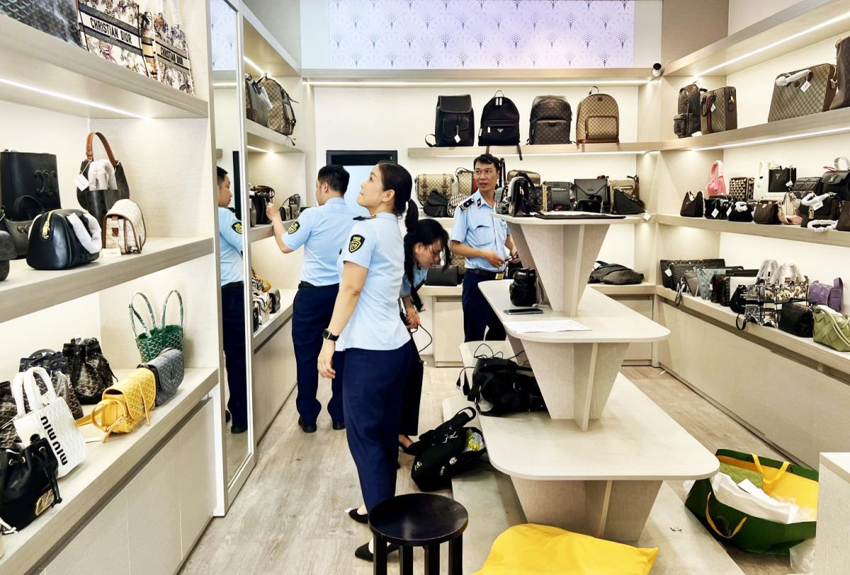 Lực lượng QLTT Đà Nẵng phát hiện Hộ kinh doanh Mega Premium Shopping Mall bày bán hàng hóa giả mạo nhãn hiệu.