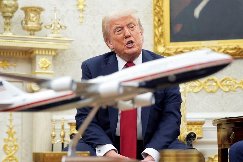 Tổng thống Donald Trump công bố thỏa thuận gửi vũ khí của Mỹ cho Ukraine thông qua NATO, tại Nhà Trắng ngày 14-7. Ảnh: AP