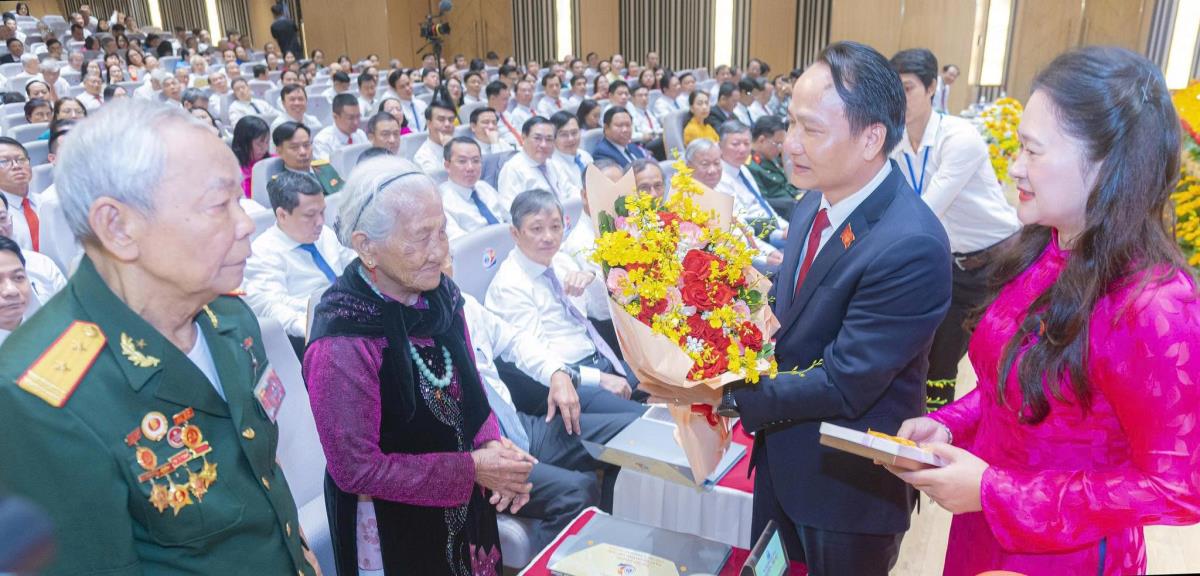 Lãnh đạo Thành ủy tặng hoa BCH Đảng bộ phường Hải Châu nhiệm kỳ 2025-2030.
