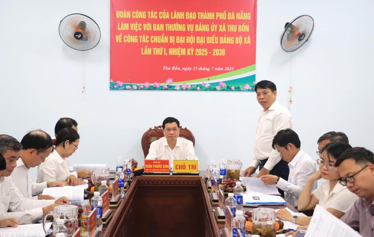 Phó Chủ tịch Thường trực HĐND thành phố Trần Phước Sơn phát biểu kết luận tại buổi làm việc với Ban Thường vụ Đảng ủy xã Thu Bồn. Ảnh: ĐẮC MẠNH