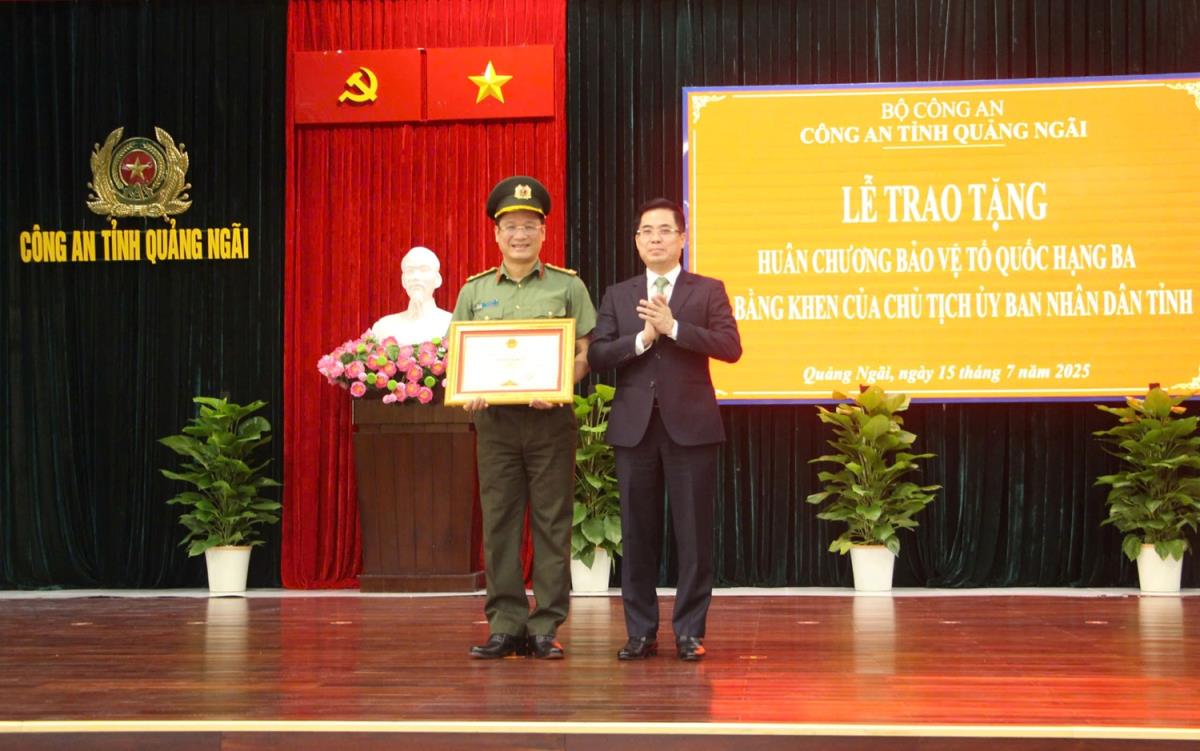 Thừa ủy quyền của Chủ tịch nước, Chủ tịch UBND tỉnh Quảng Ngãi Nguyễn Hoàng Giang trao Huân chương Bảo vệ Tổ quốc hạng Ba cho Thượng tá Lê Tuấn.