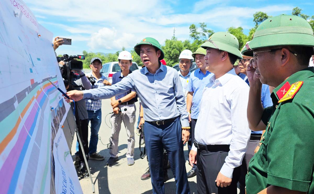Thứ trưởng Bộ Xây dựng Nguyễn Việt Hùng chỉ đạo đẩy nhanh tiến độ Dự án cao tốc Hòa Liên - Túy Loan.
