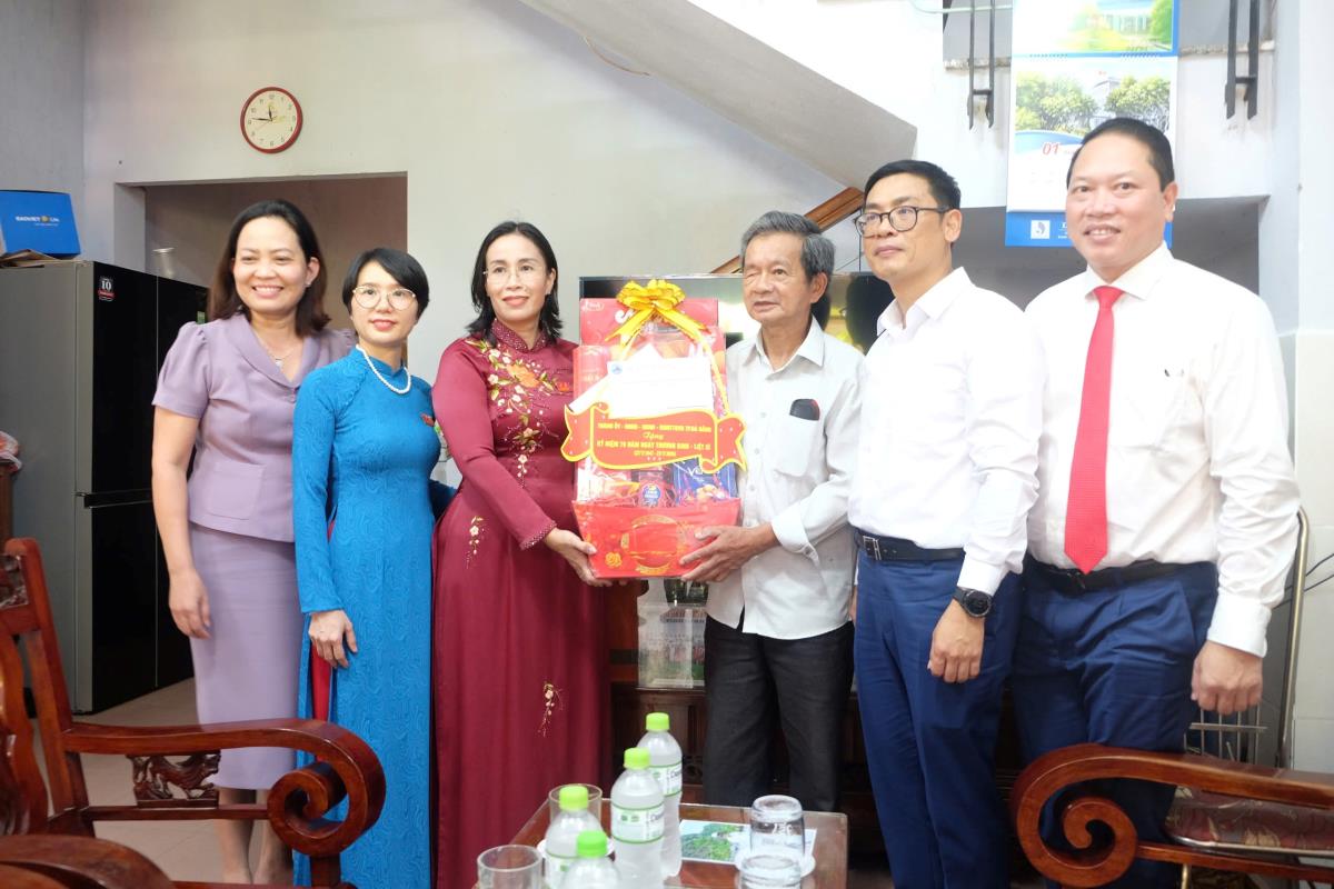 Phó Chủ tịch UBND TP Đà Nẵng Nguyễn Thị Anh Thi cùng lãnh đạo phường An Hải thăm và tặng quà cho thương binh Đặng Ngọc Xảo.