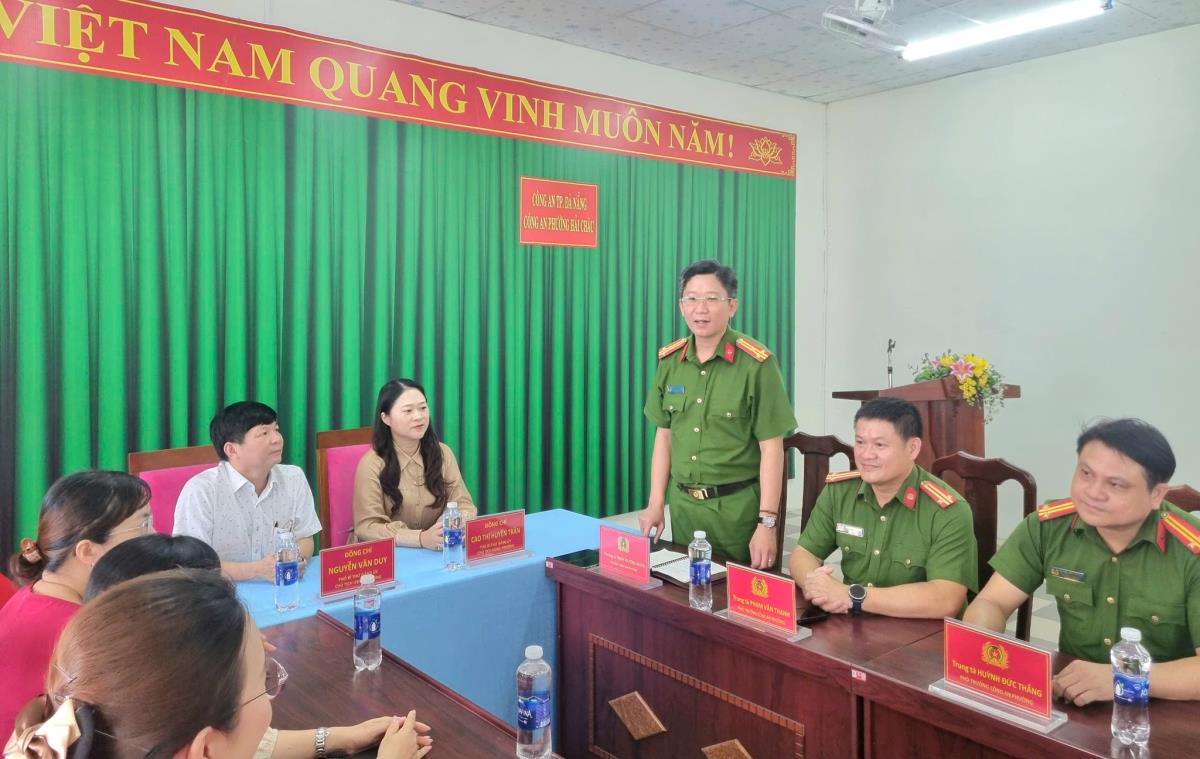 Lãnh đạo phường Hải Châu khen thưởng Công an phường Hải Châu, anhN.V.H.T và cán bộ, nhân viên Phòng Dịch vụ khách hàng – Ngân hàng TMCP Bắc Á.