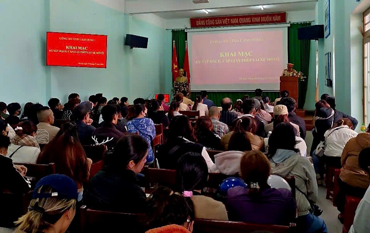 Các thí sinh tham gia thi phần thi thực hành trên sa hình