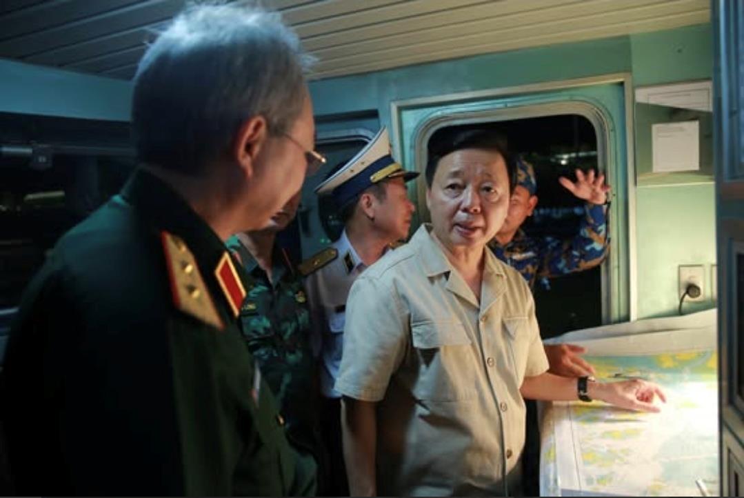 Phó Thủ tướng yêu cầu các lực lượng chạy đua với thời gian, tập trung xác định có còn người còn sống hay không; tìm hết người bị mất tích; triển khai đơn vị đặc công nước hỗ trợ tìm kiếm các nạn nhân ngay trong tối 19/7 - Ảnh: VGP/Minh Khôi
