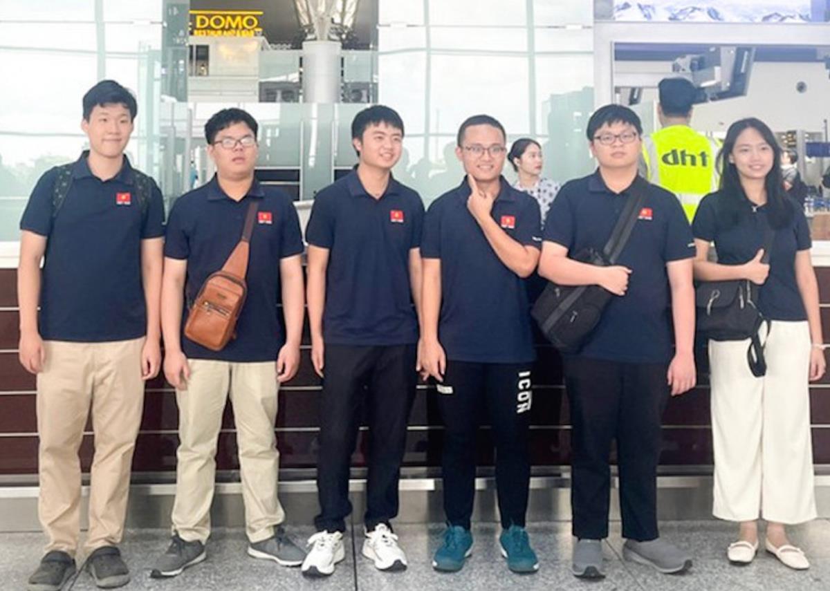 Trần Minh Hoàng (thứ 3 từ phải sang), Võ Trọng Khải (thứ 4 từ phải sang) cùng các thành viên Đội tuyển Việt Nam dự thi Olympic Toán Quốc tế.