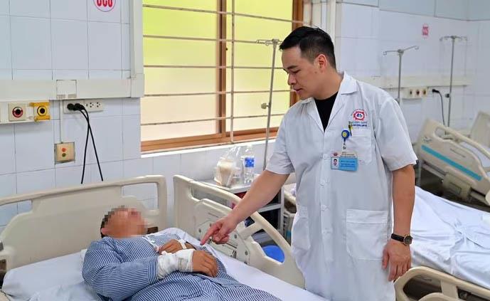 Anh Nguyễn Hồng Quân tại Bệnh viện Đa khoa tỉnh Quảng Ninh.