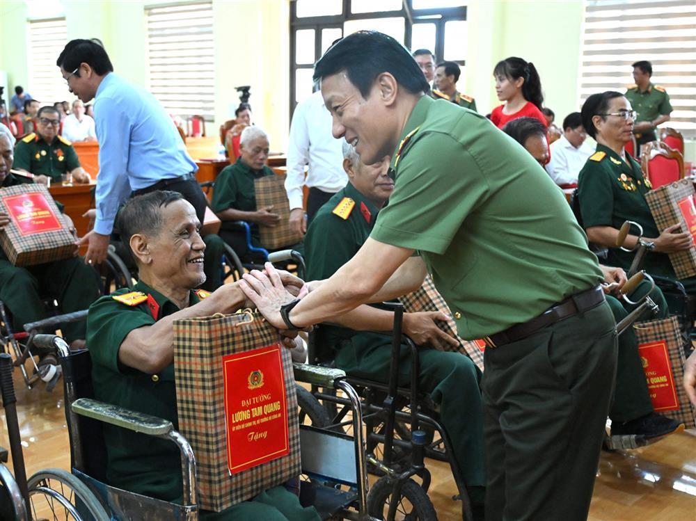 Chủ nhiệm Ủy ban Kiểm tra Trung ương Nguyễn Duy Ngọc thăm hỏi, tặng quà Mẹ Việt Nam anh hùng Nguyễn Thị Kim.