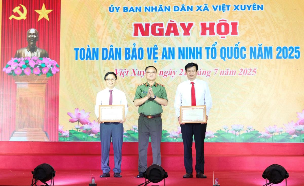 Thứ trưởng Phạm Thế Tùng tham quan các gian hàng trưng bày nông sản tại ngày hội.
