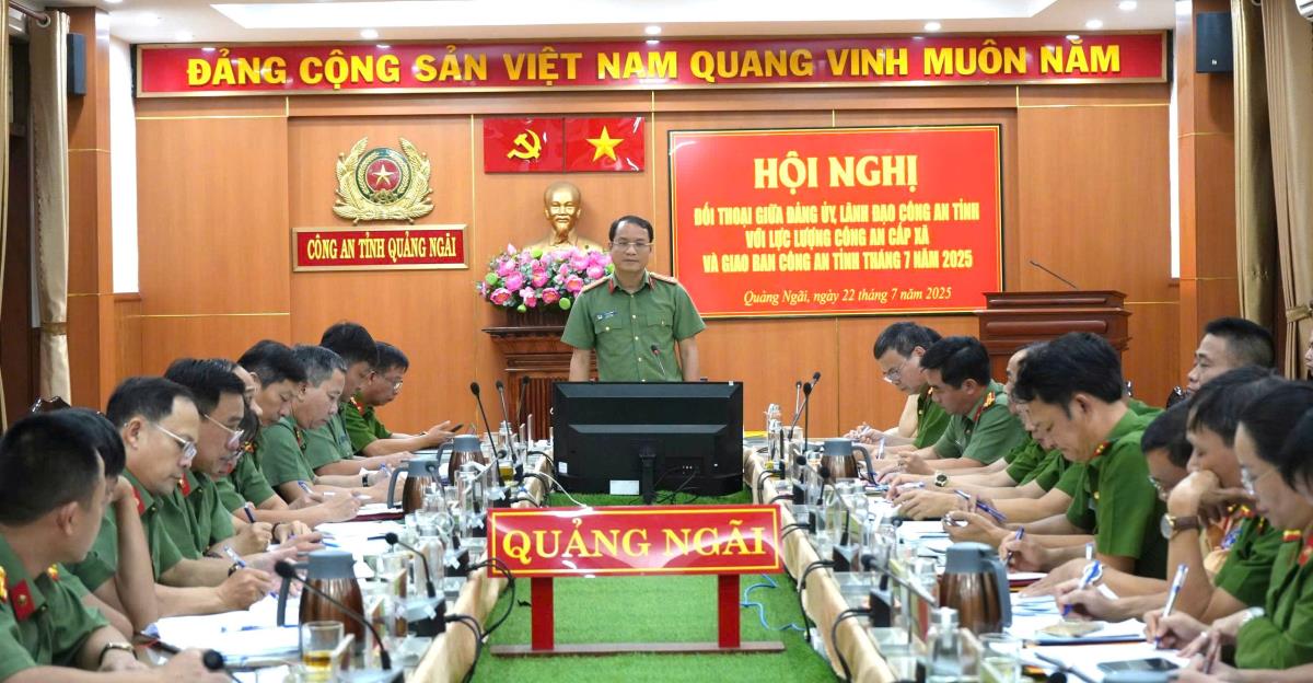 Đại tá Hồ Song Ân - Bí thư Đảng ủy, Giám đốc Công an tỉnh Quảng Ngãi phát biểu chỉ đạo tại Hội nghị.