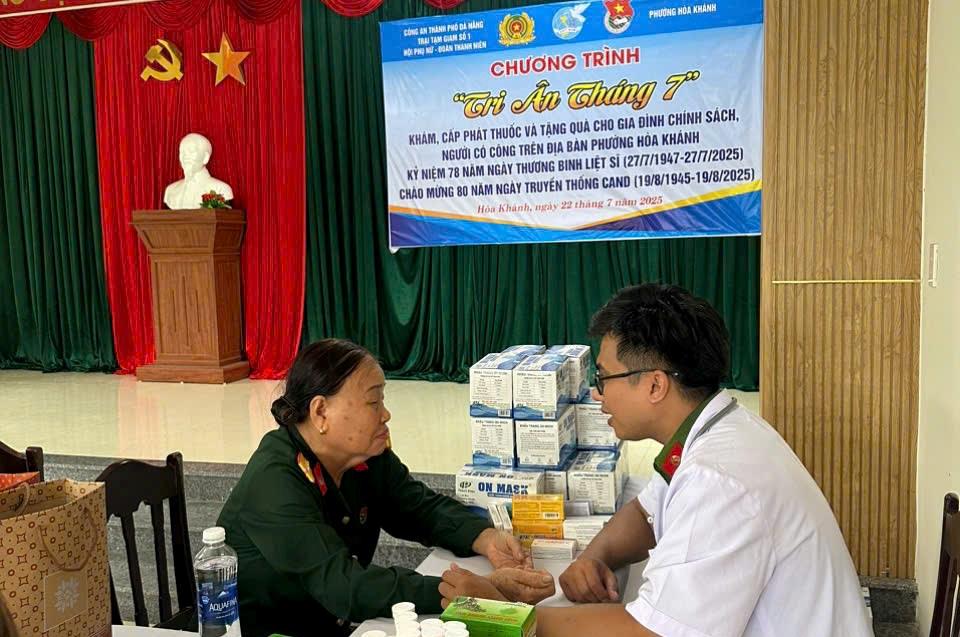 Các y, bác sĩ Trại Tạm giam số 1 tư vấn sức khỏe, cấp phát thuốc và tặng quà cho người có công dịp 27-7.