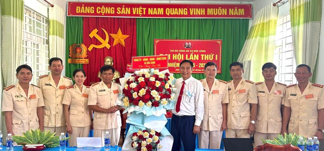 Các đại biểu chụp hình lưu niệm với cấp ủy Chi bộ Công an xã Đắk Song