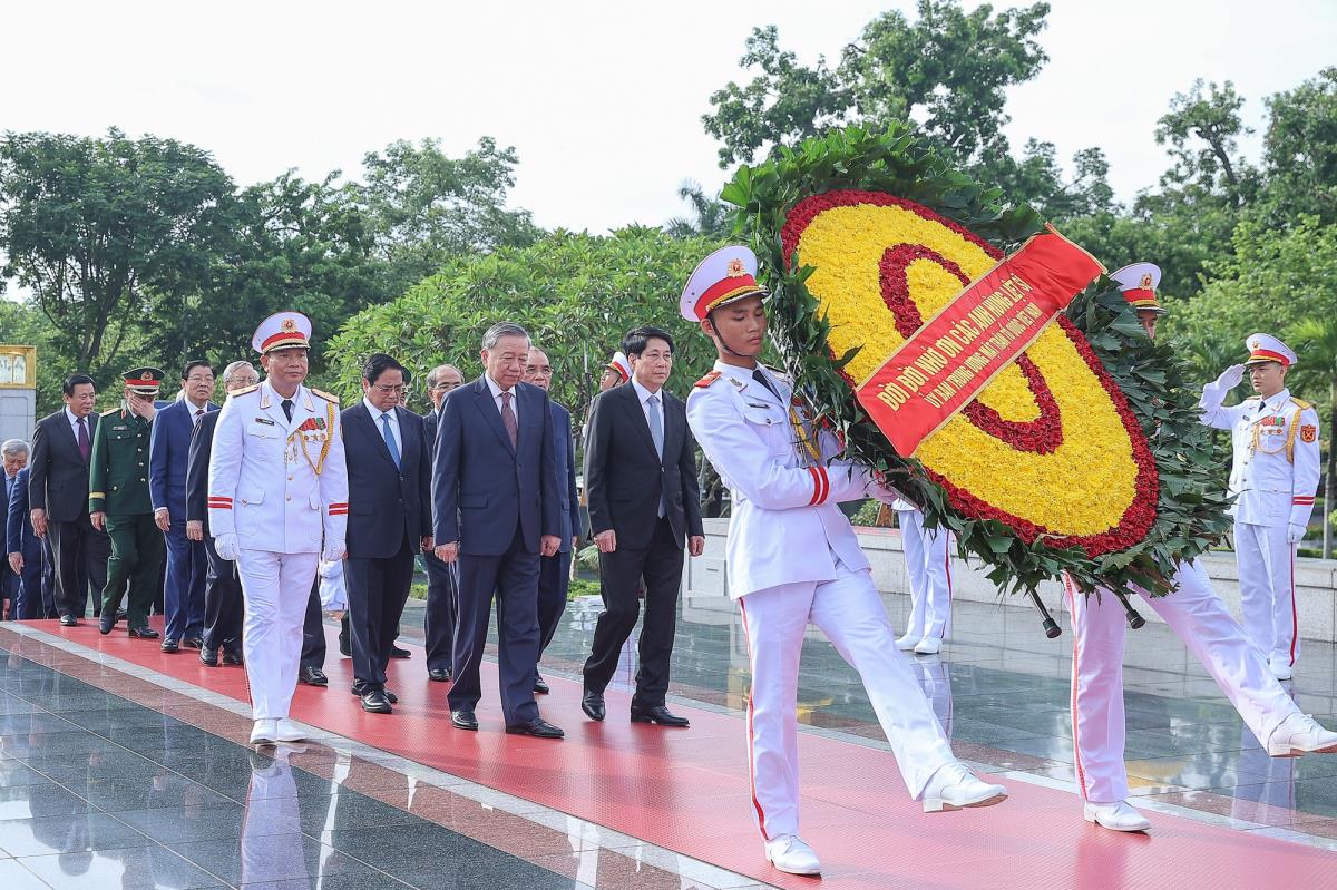 Đoàn đại biểu Đảng ủy Công an Trung ương, Bộ Công an đặt vòng hoa, vào Lăng viếng Chủ tịch Hồ Chí Minh.
