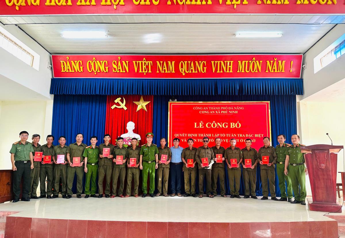 Chủ tịch UBND xã Phú Ninh Nguyễn Hữu Bình và lãnh đạo Công an xã chụp hình lưu niệm cùng đại diện Tổ công tác 207, Tổ trưởng Tổ ANTT cơ sở