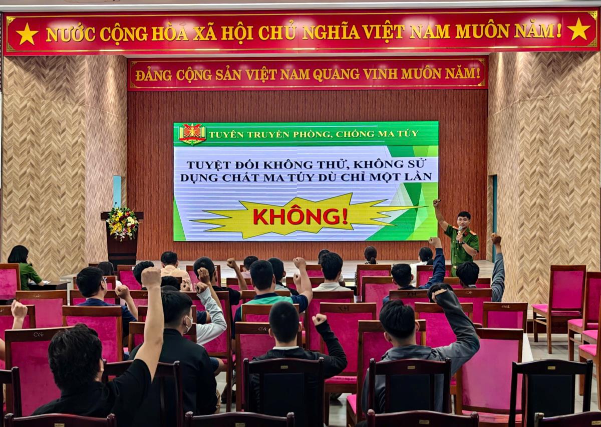 Công an phường Thanh Khê tuyên truyền về tác hại, hệ quả của ma túy cho những người trong diện có nguy cơ cao trên địa bàn.