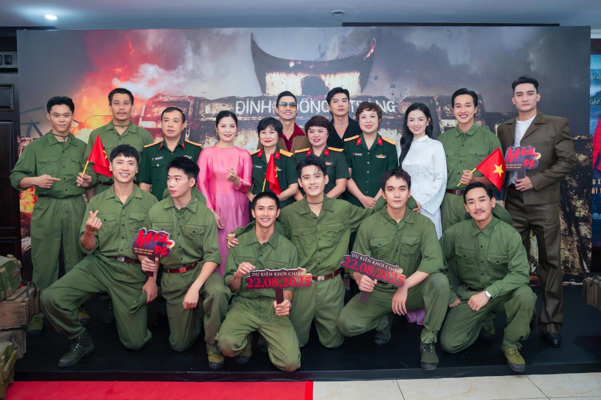 Dàn diễn viên hùng hậu của "Mưa đỏ" cùng đạo diễn Đặng Thái Huyền và lãnh đạo Điện ảnh QĐND tại chương trình.