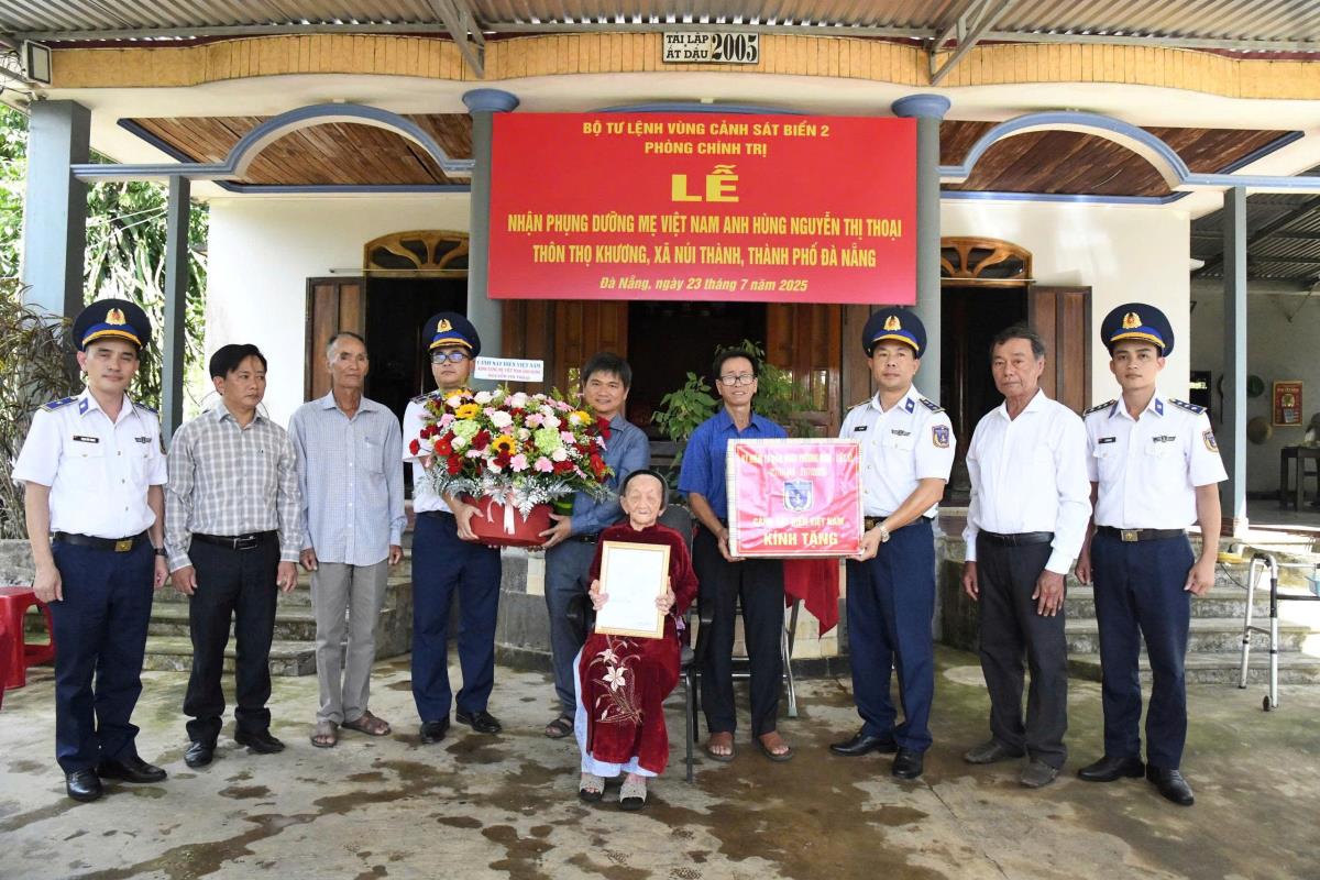 Lễ thắp nến tri ân các Anh hùng, Liệt sỹ tại Nghĩa trang liệt sỹ xã Núi Thành.