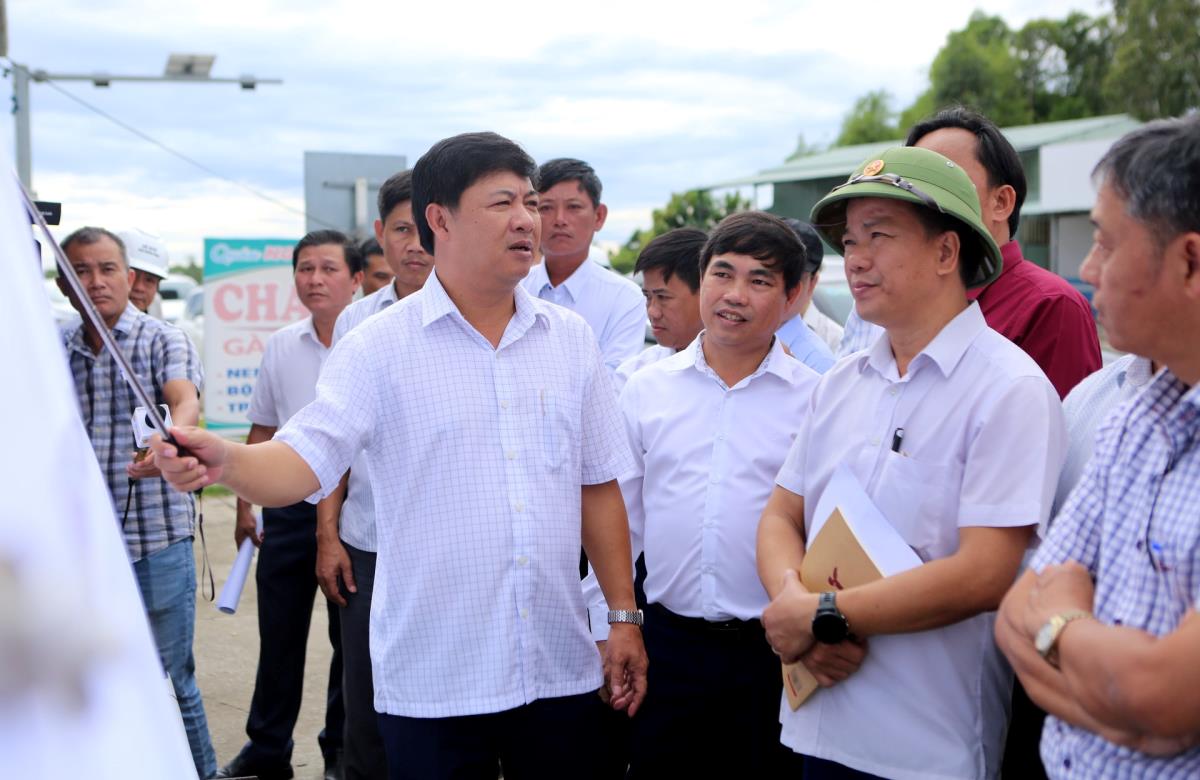 Chủ tịch UBND thành phố Lương Nguyễn Minh Triết viếng hương tại nhà lưu niệm cụ Huỳnh Thúc Kháng. Ảnh: THÀNH CÔNG