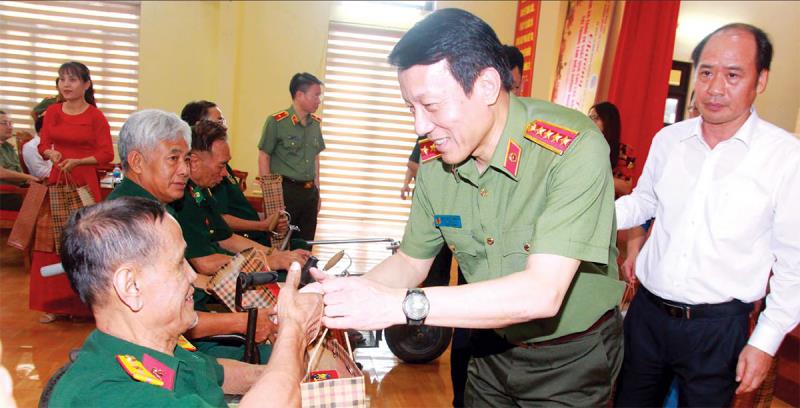 Đoàn công tác của Cục An ninh mạng và phòng, chống tội phạm sử dụng công nghệ cao thăm hỏi, tặng quà các gia đình liệt sĩ CAND tại phường Hàm Thắng, tỉnh Lâm Đồng.