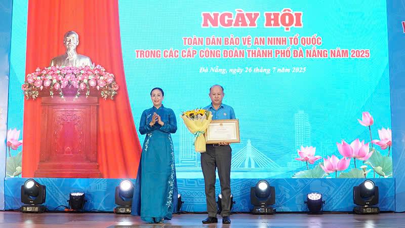 LĐLĐ thành phố khen thưởng 10 tập thể, cá nhân có thành tích xuất sắc trong xây dựng mô hình Tổ công nhân tự quản khu nhà trọ.