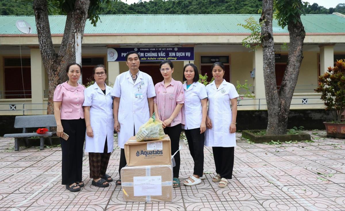 Cấp, phát thuốc tại Trạm y tế dã chiến xã Mỹ Lý.