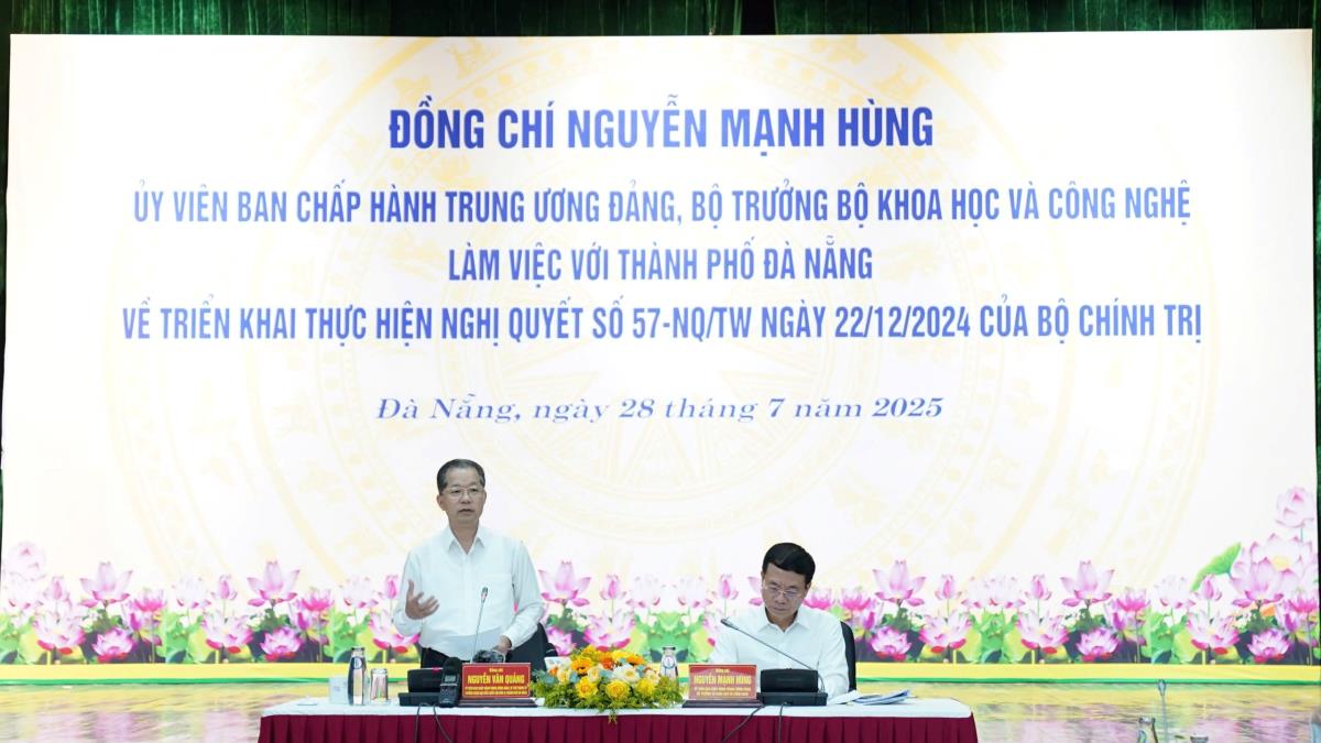 Đại biểu chụp ảnh lưu niệm tại buổi làm việc.