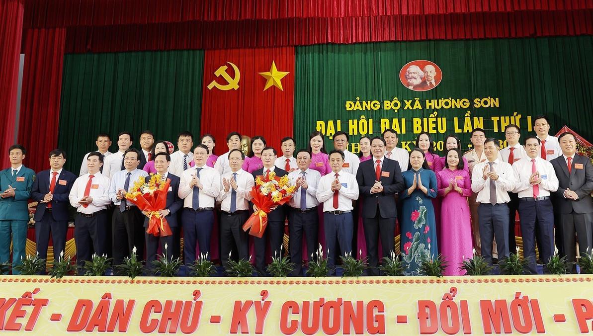 Đồng chí Trần Cẩm Tú và các đại biểu Trung ương, lãnh đạo tỉnh Hà Tĩnh tặng hoa chúc mừng Ban Chấp hành Đảng bộ xã Hương Sơn.