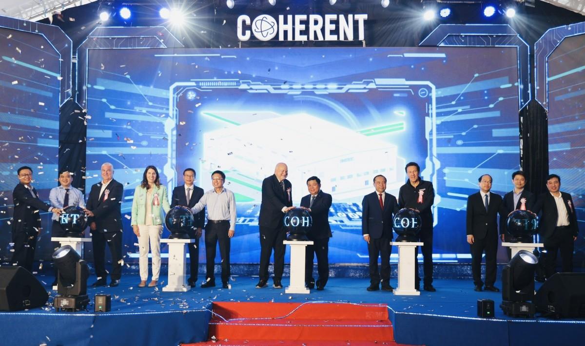Phó Thủ tướng Nguyễn Chí Dũng và các đại biểu thực hiện nghi thức khánh thành Nhà máy Coherent Việt Nam.