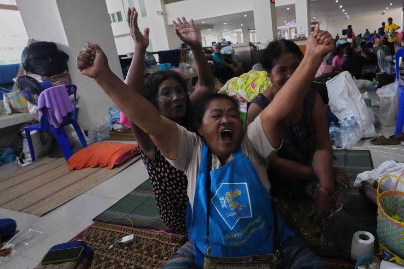 Người dân Thái Lan phải rời bỏ nhà cửa do căng thẳng biên giới Thái Lan - Campuchia vui mừng khi nghe thông báo về lệnh ngừng bắn. Ảnh: AP
