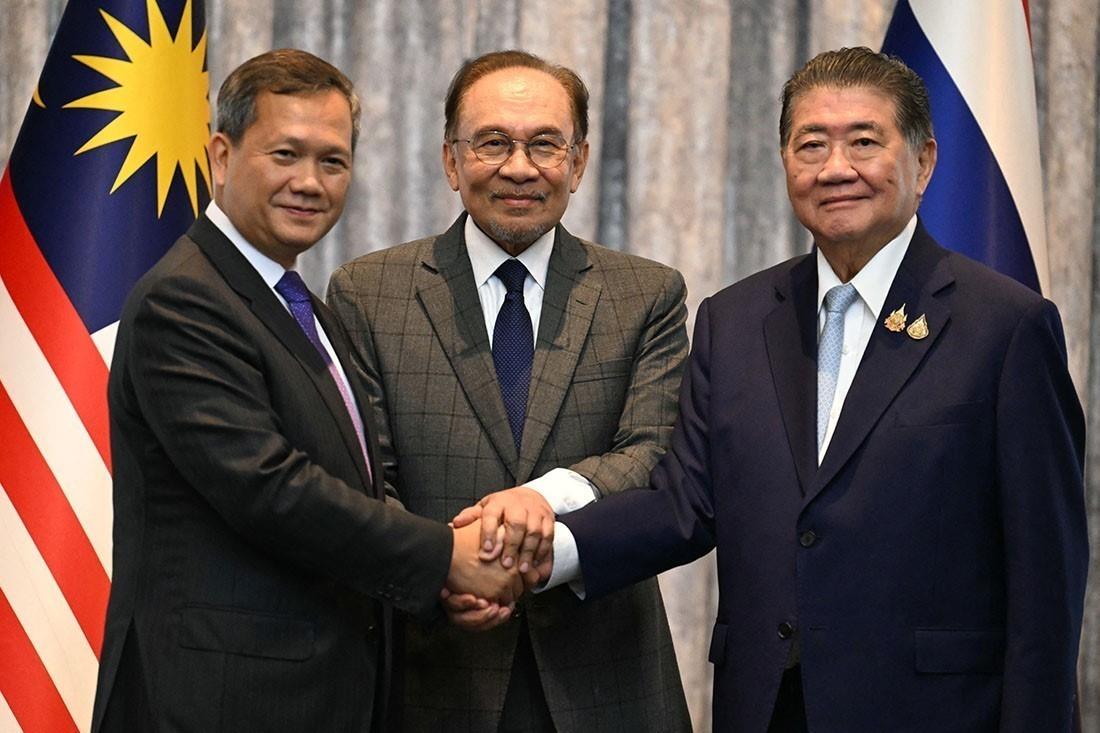 (Từ trái sang) Thủ tướng Campuchia Hun Manet, Thủ tướng Malaysia Anwar Ibrahim và Quyền Thủ tướng Thái Lan Phumtham Wechayachai trong cuộc họp báo tại Putrajaya (Malaysia), sau đàm phán về thỏa thuận ngừng bắn tại khu vực biên giới giữa Campuchia và Thái Lan, ngày 28-7. Ảnh: Gulf News