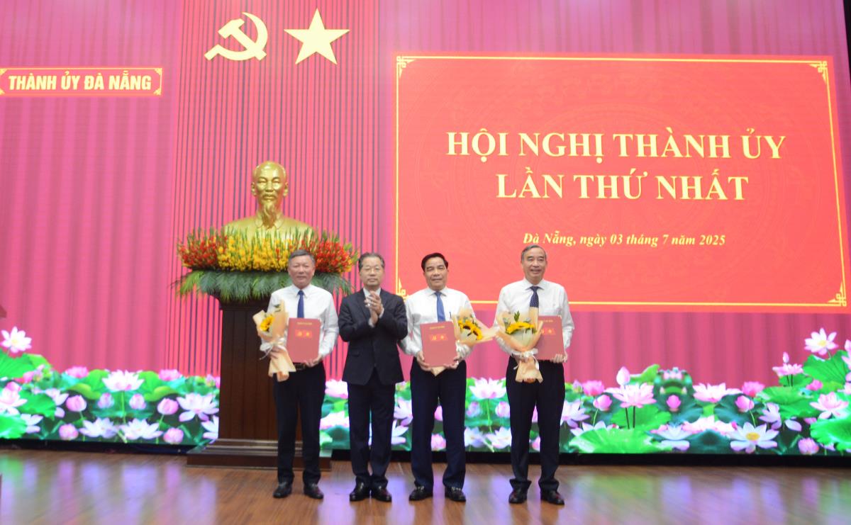 Bí thư Thành ủy Đà Nẵng Nguyễn Văn Quảng trao quyết định thành lập các cơ quan.