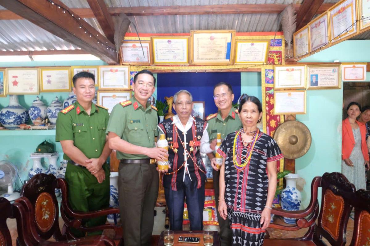 UBND xã Hòa Tiến khen thưởng đột xuất lực lượng Công an xã về thành tích phòng chống tội phạm.