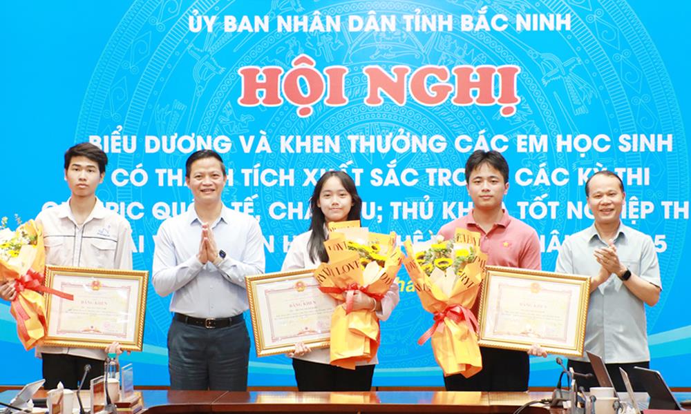 Lãnh đạo tỉnh Bắc Ninh trao Bằng khen cho em Ngô Quang Minh (thứ 2 bên phải) cùng 2 HS đoạt HCB, HCĐ Olympic quốc tế.(ảnh: Báo Bắc Ninh)
