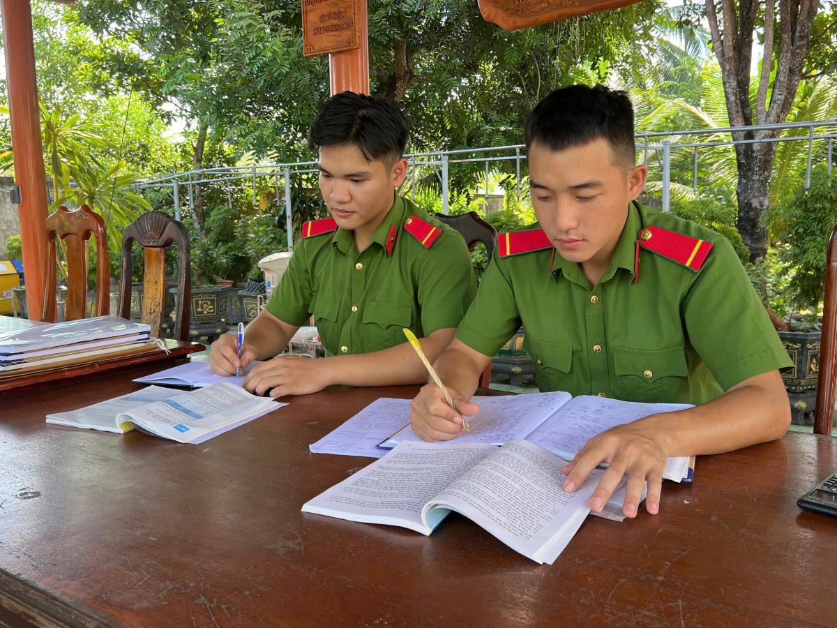 Chiến sĩ Tơ Ngôl Trường Giang tranh thủ giờ nghỉ ngơi để ôn luyện thêm kiến thức.