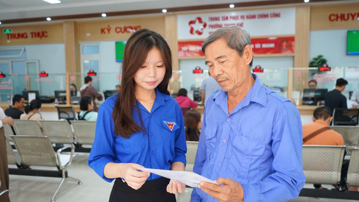 Đoàn viên tận tình hướng dẫn cho người lớn tuổi ngay từ khi bước vào trung tâm phục vụ hành hành chính công.