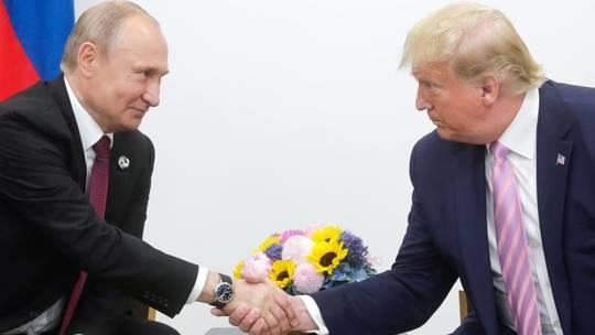 Tổng thống Nga Vladimir Putin và người đồng cấp Mỹ Donald Trump đã có cuộc điện đàm tối 3-7. Ảnh minh họa: Getty Images