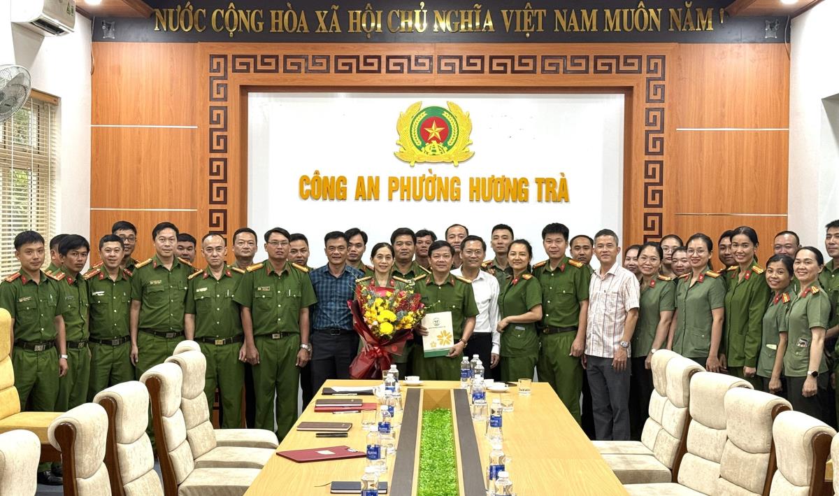 Lãnh đạo phường Hương Trà thăm, chúc mừng, trao thưởng đột xuất Công an phường vụ truy bắt thành công đối tượng Trần Xuân Nhựt.