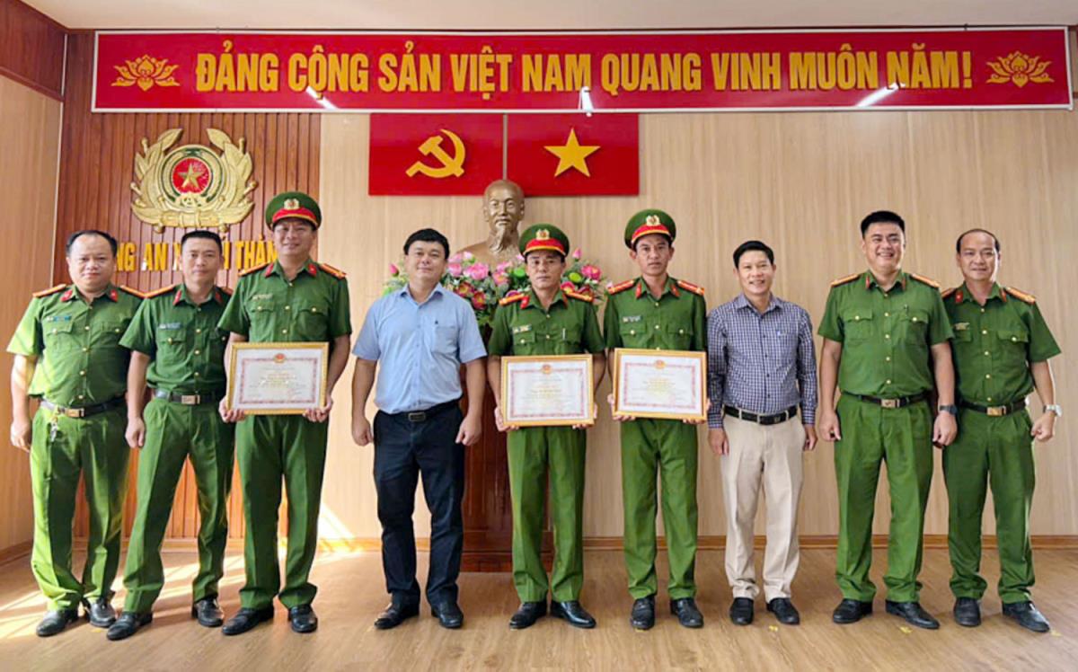 Chủ tịch UBND xã Núi Thành Hoàng Châu Sơn (thứ tư từ trái sang) khen thưởng lực lượng Công an xã Núi Thành.